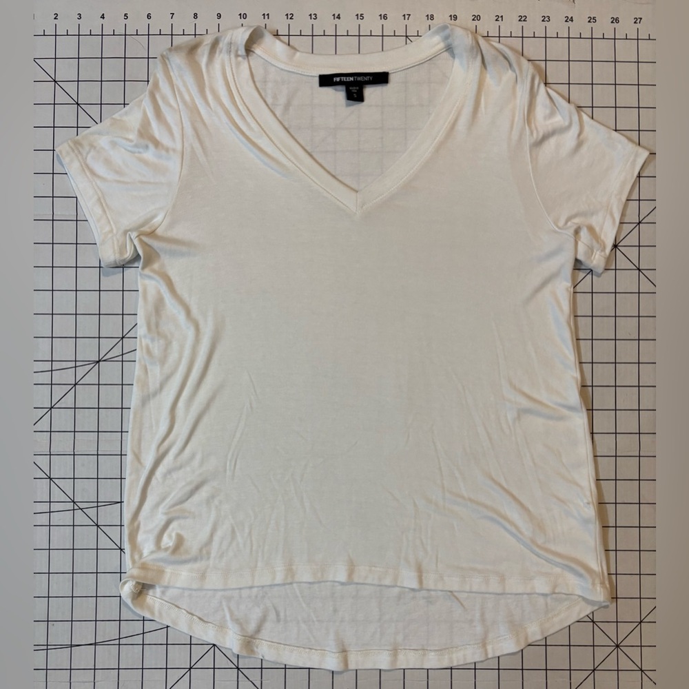 Fifteen Twenty Women’s‎ Size Small Off-White V-neck T-shirt